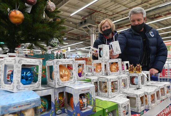 Предновогодняя торговля в ТЦ "Метро"