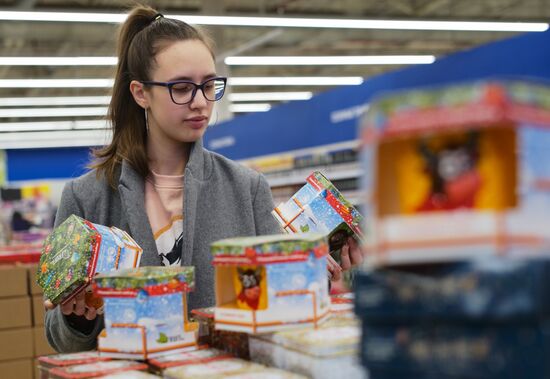 Предновогодняя торговля в ТЦ "Метро"