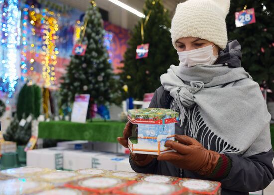 Предновогодняя торговля в ТЦ "Метро"