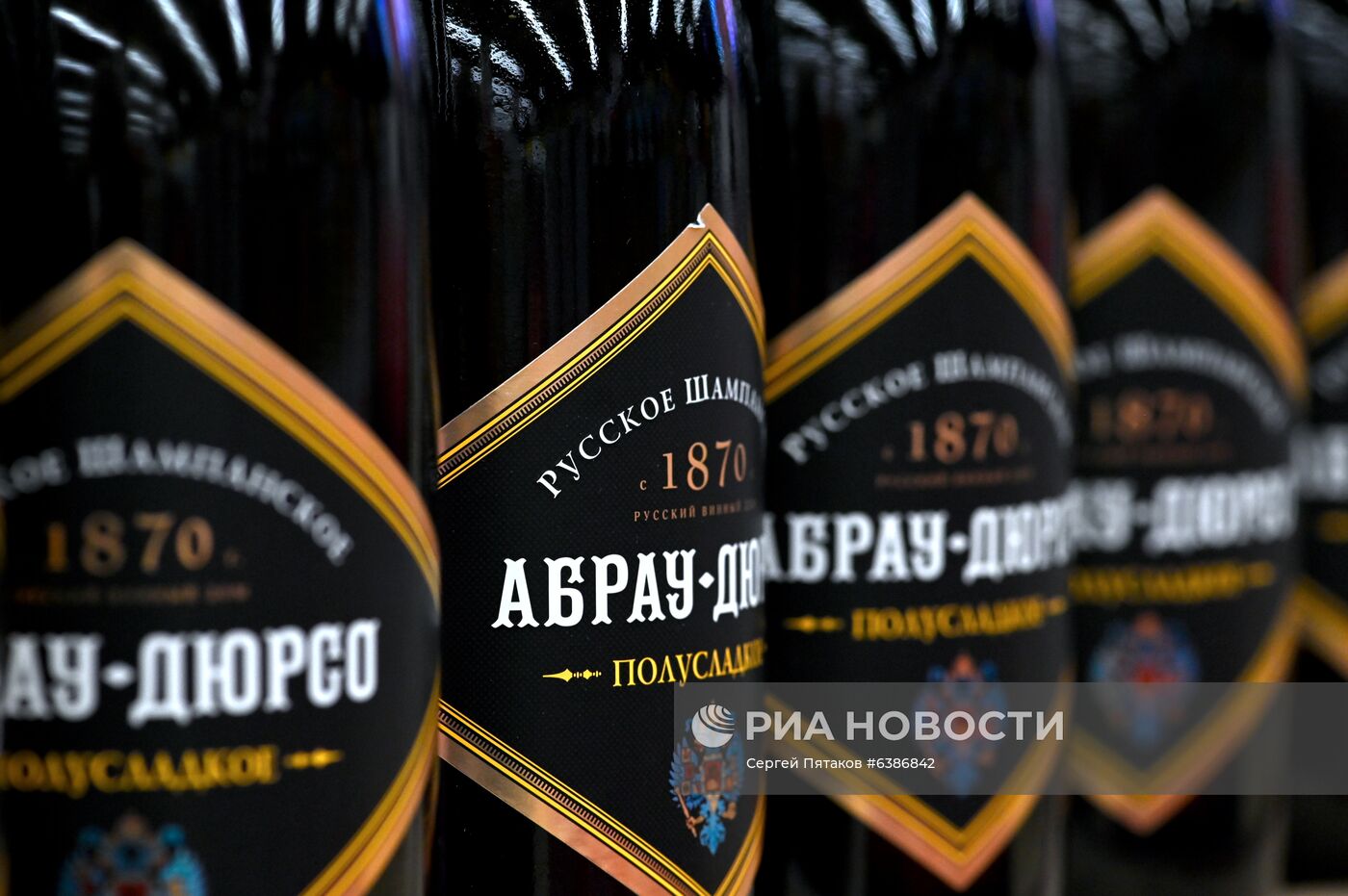 Предновогодняя торговля в ТЦ "Метро"