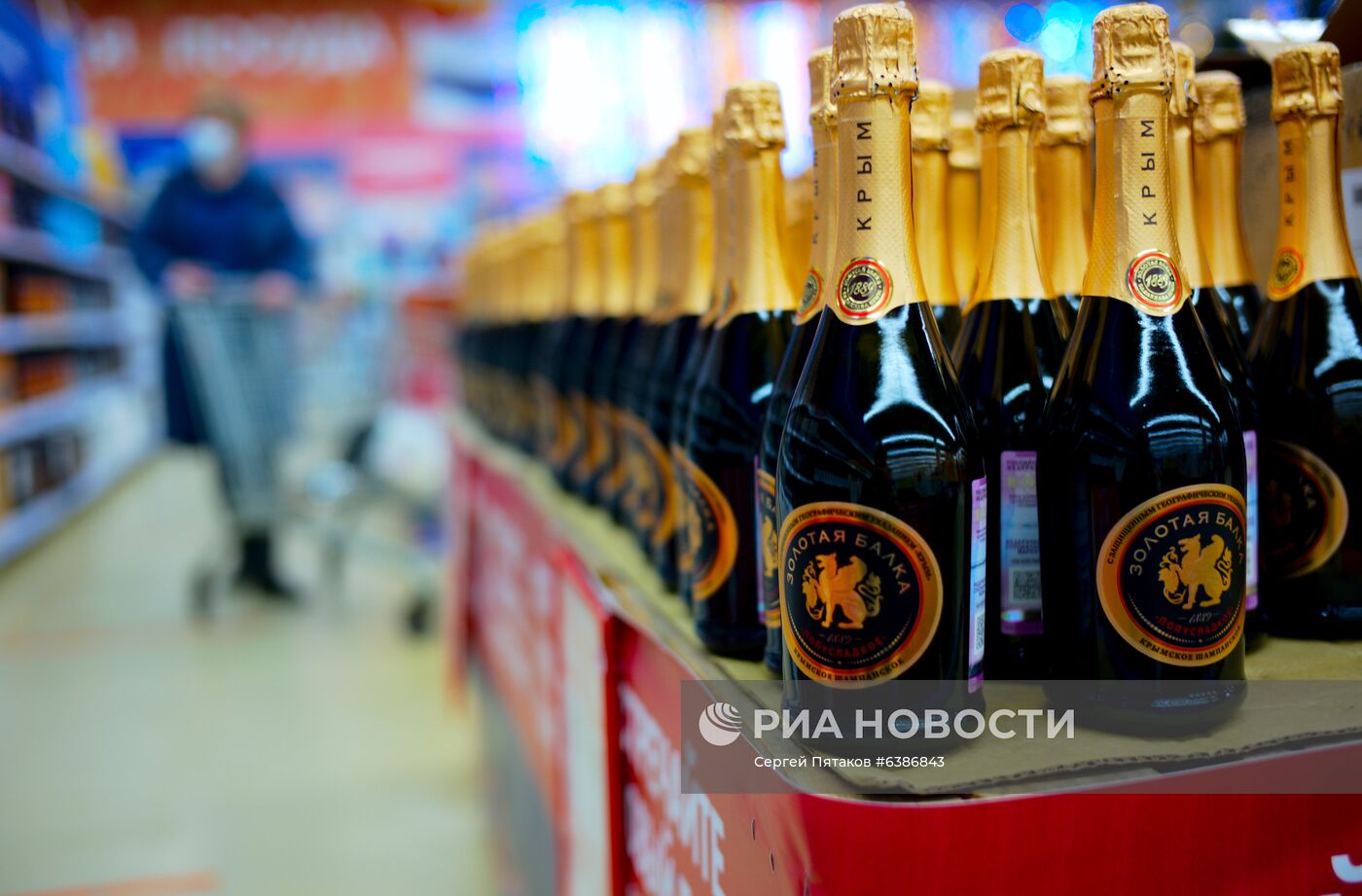 Предновогодняя торговля в ТЦ "Метро"