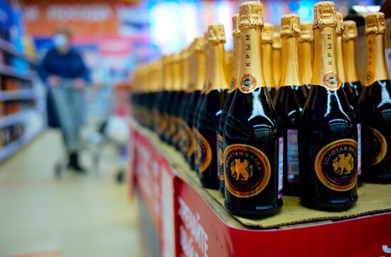 Предновогодняя торговля в ТЦ "Метро"