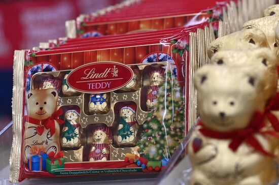 Предновогодняя торговля в ТЦ "Метро"