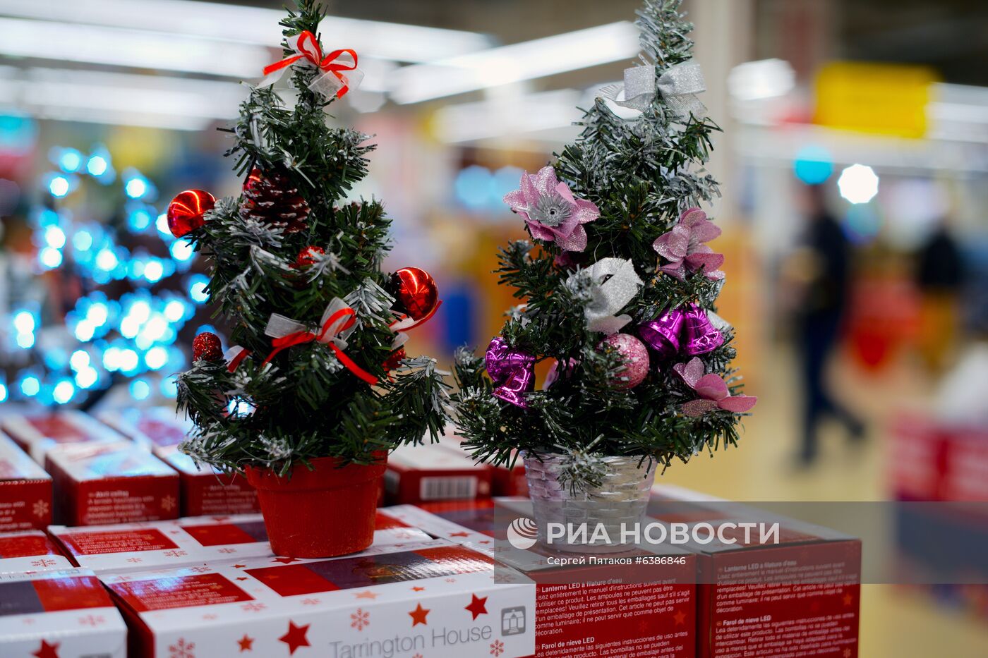 Предновогодняя торговля в ТЦ "Метро"
