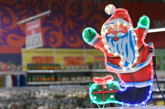 Предновогодняя торговля в ТЦ "Метро"