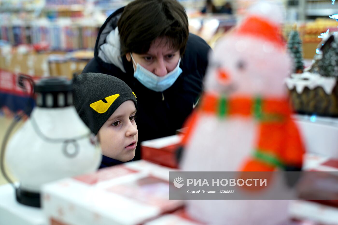 Предновогодняя торговля в ТЦ "Метро"