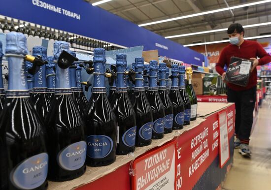 Предновогодняя торговля в ТЦ "Метро"