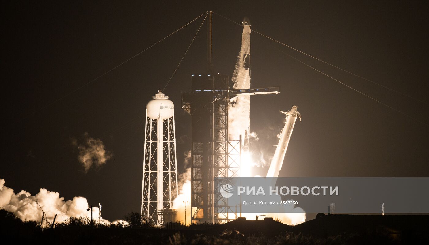 Старт ракеты Falcon 9 с кораблем Crew Dragon к МКС с астронавтами Майком Хопкинсом (NASA), Виктором Гловером (NASA), Шэнноном Уокером (NASA) и Соити Ногути (JAXA) на борту (миссия SpaceX Crew-1). Это первый регулярный рейс с астронавтами на МКС (испытательный полет состоялся в мае 2020 года). Изображение является раздаточным материалом, предоставлено третьей стороной. Только редакционное использование. Запрет на архивирование, коммерческое использование, рекламную кампанию. Место: США, Флорида. Автор: Джоэл Ковски/РИА Новости. Старт Falcon 9 с кораблем Crew Dragon