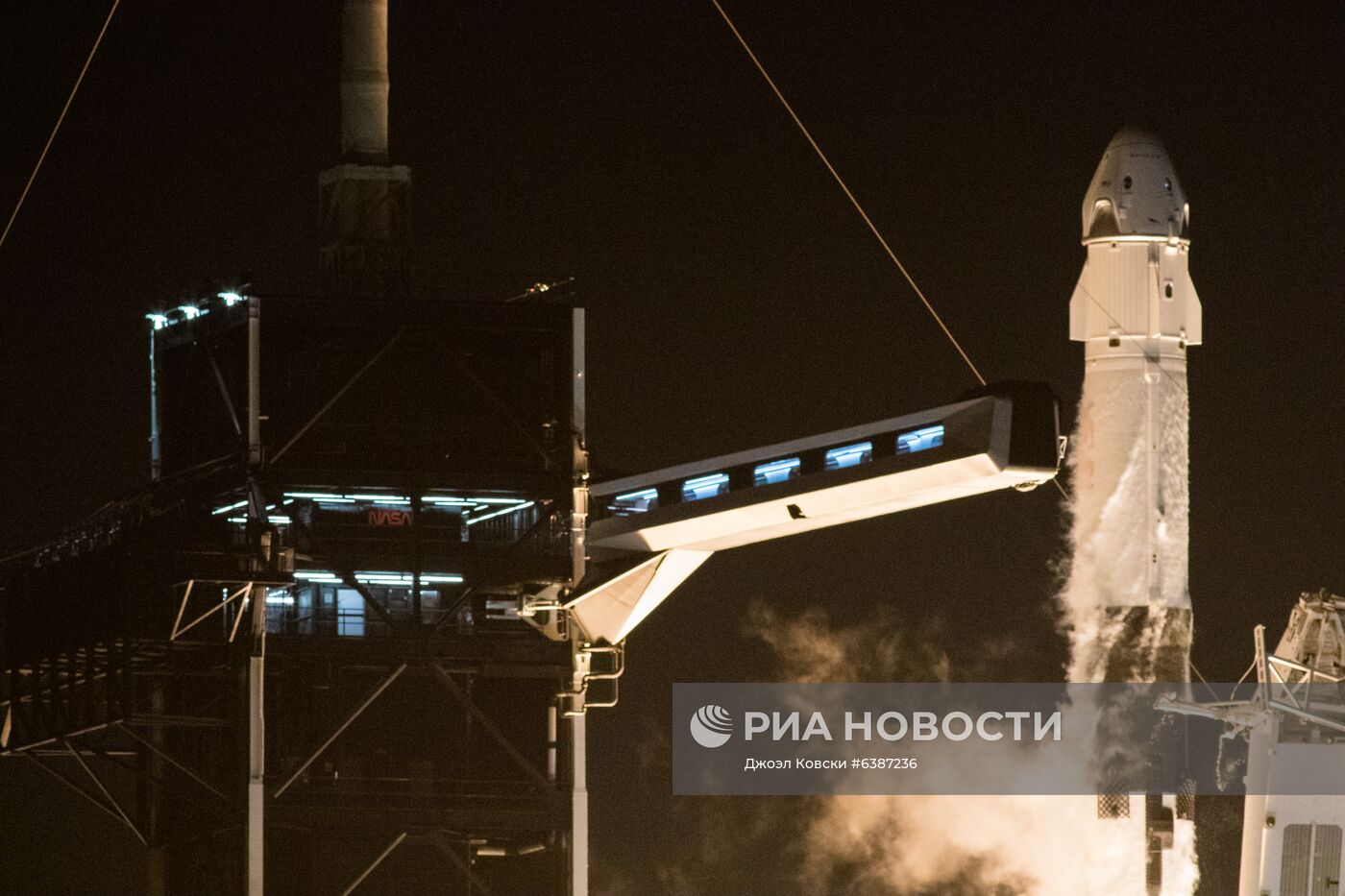 Старт Falcon 9 с кораблем Crew Dragon