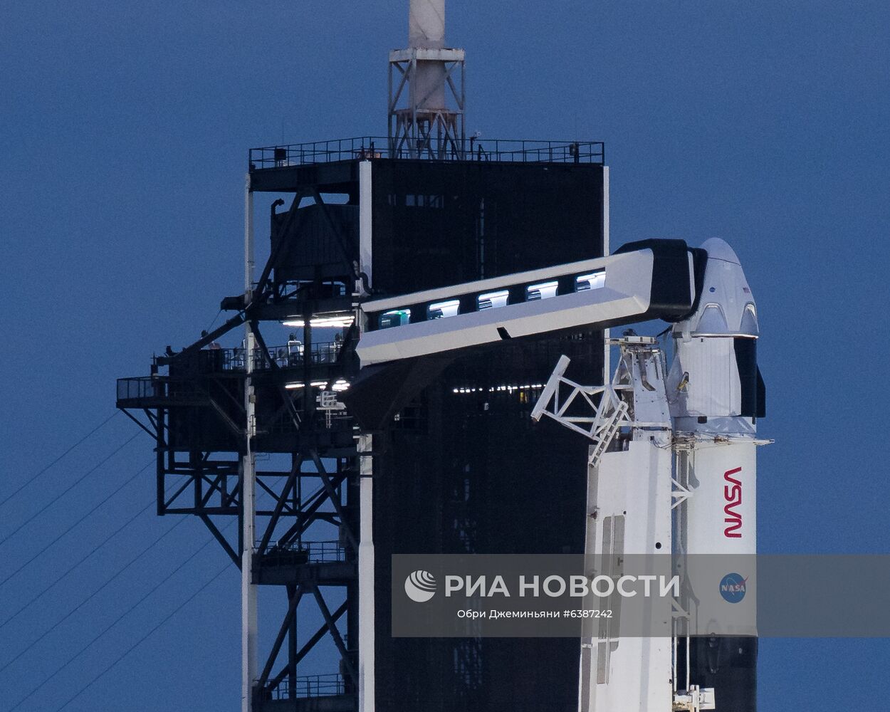 Старт Falcon 9 с кораблем Crew Dragon 