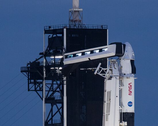 Старт Falcon 9 с кораблем Crew Dragon 