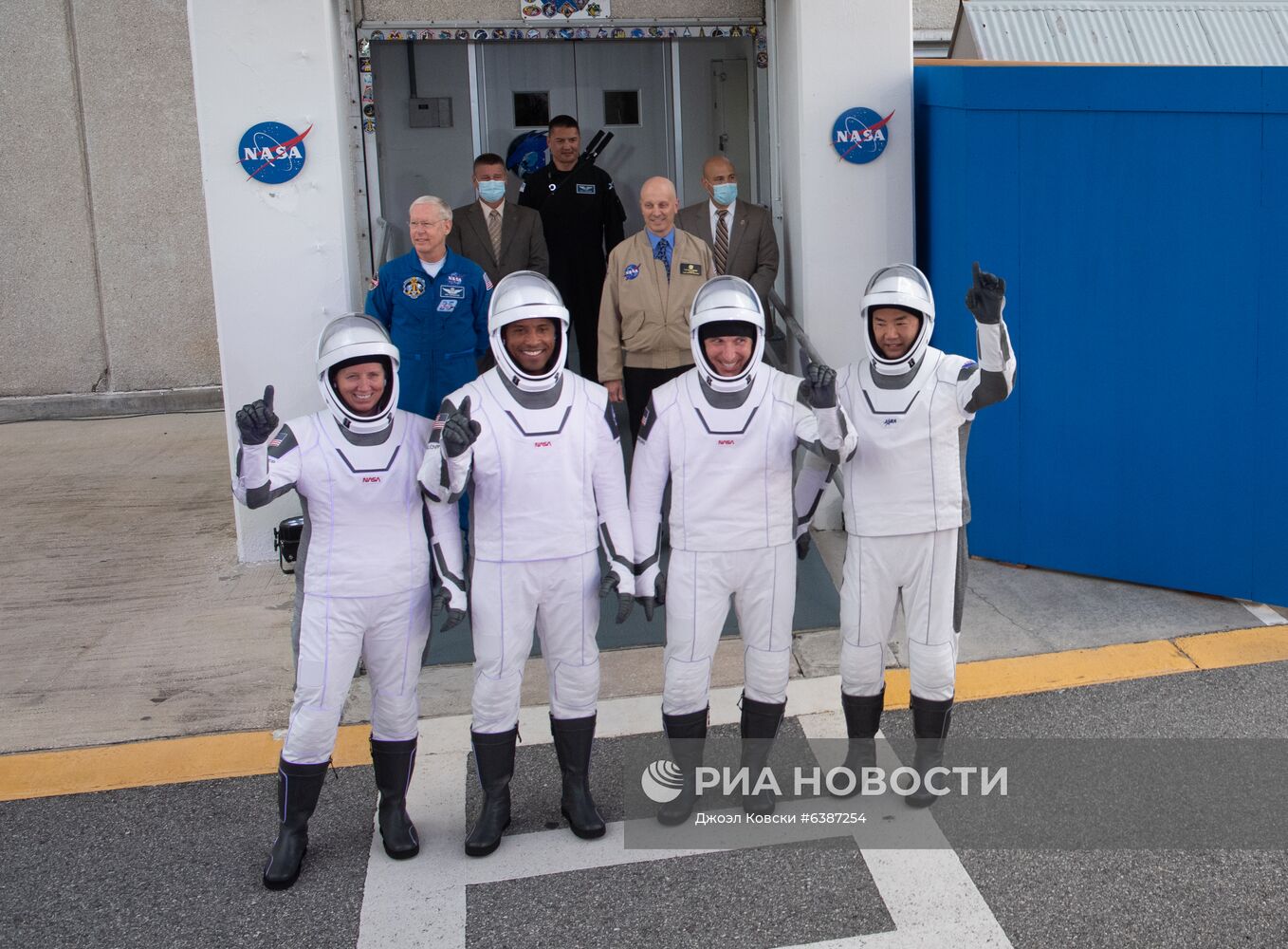 Старт Falcon 9 с кораблем Crew Dragon 