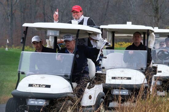 Президент США Д. Трамп на поле для гольфа
