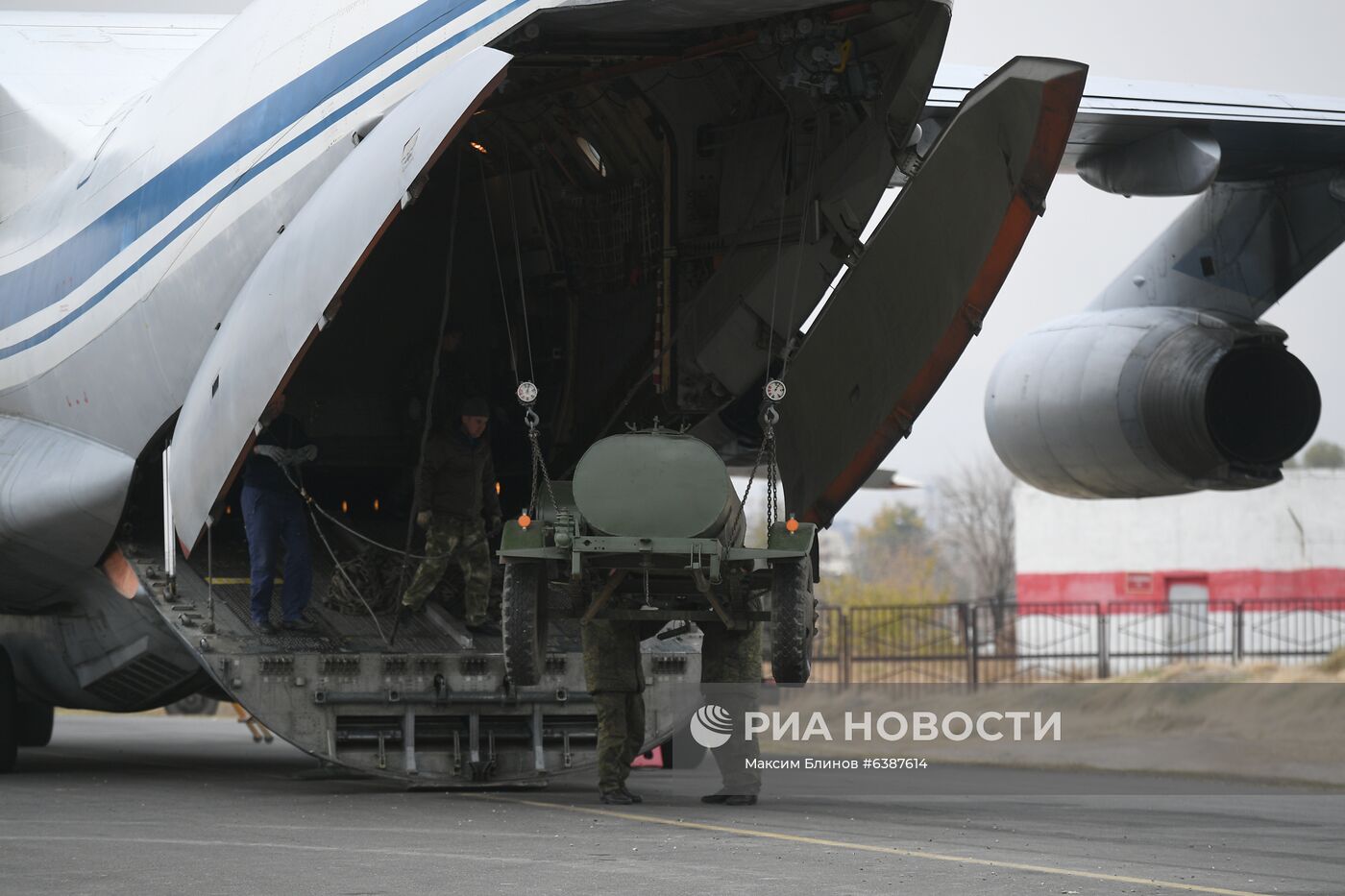 Продолжается доставка в Армению техники для российского миротворческого контингента