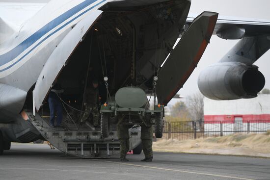 Продолжается доставка в Армению техники для российского миротворческого контингента