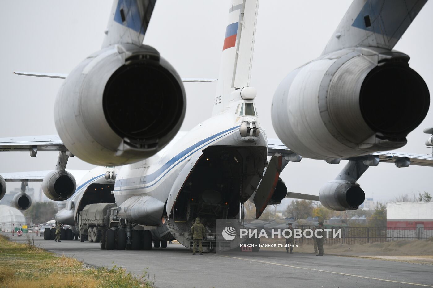 Продолжается доставка в Армению техники для российского миротворческого контингента