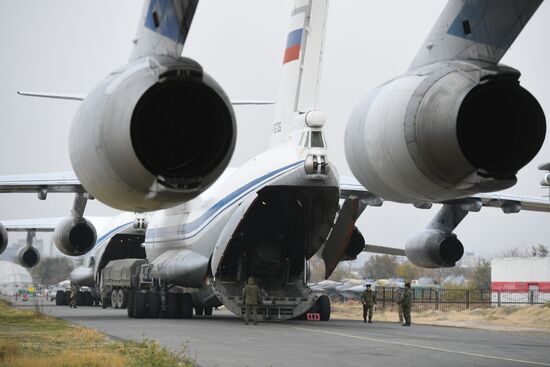 Продолжается доставка в Армению техники для российского миротворческого контингента