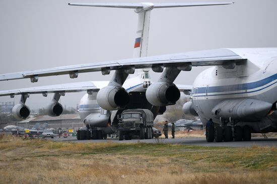 Продолжается доставка в Армению техники для российского миротворческого контингента