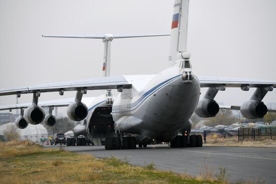 Продолжается доставка в Армению техники для российского миротворческого контингента