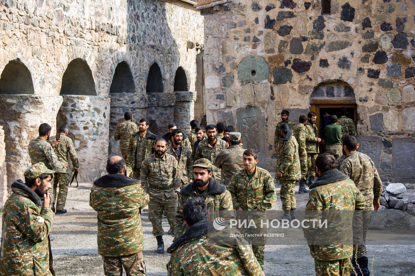 Российские миротворцы выставили наблюдательный пост у монастыря Дадиванк в Карабахе