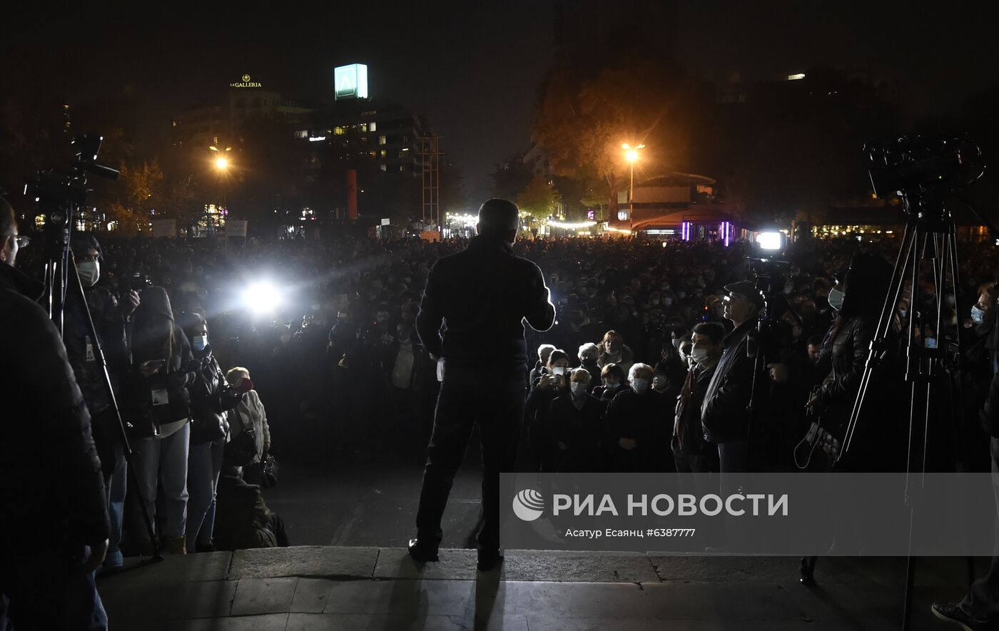 Представитель Верховного органа АРФ Дашнакцутюн Ишхан Сагателян выступает на митинге оппозиции на Площади Свободы в Ереване. Место: Армения, Ереван. Автор: Асатур Есаянц/Sputnik/РИА Новости. Митинг оппозиции в Ереване