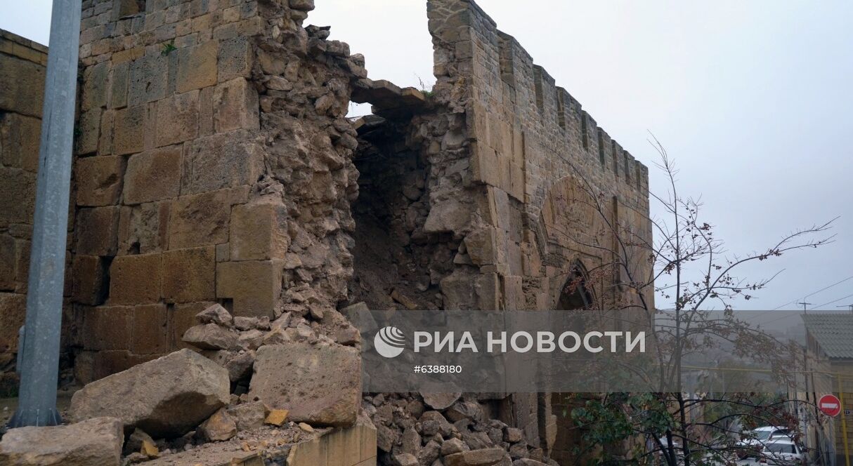 В Дербенте продолжительные дожди разрушили часть стены крепости Нарын-кала