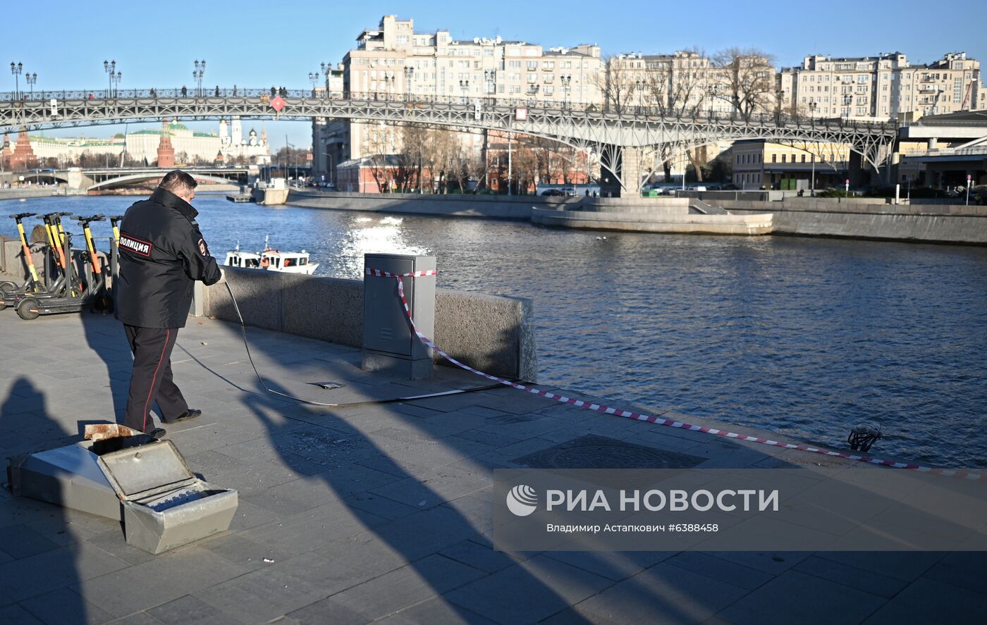 Машина упала в Москва-реку на Пречистенской набережной