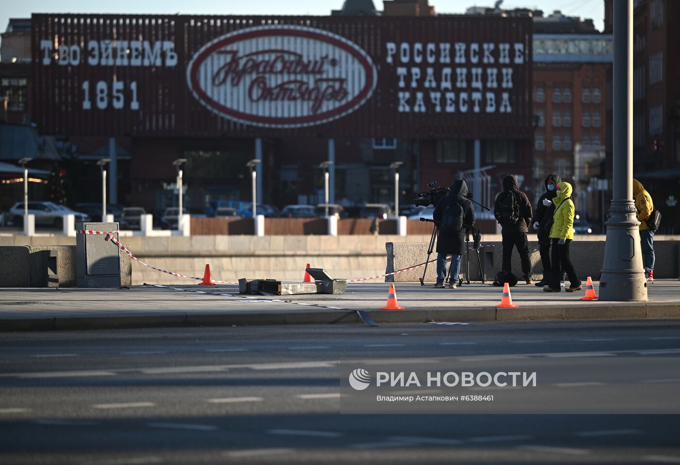 Машина упала в Москву-реку на Пречистенской набережной