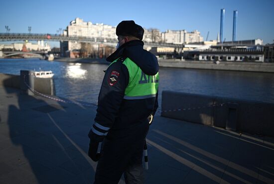 Машина упала в Москву-реку на Пречистенской набережной
