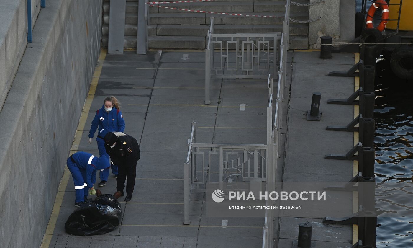 Машина упала в Москву-реку на Пречистенской набережной