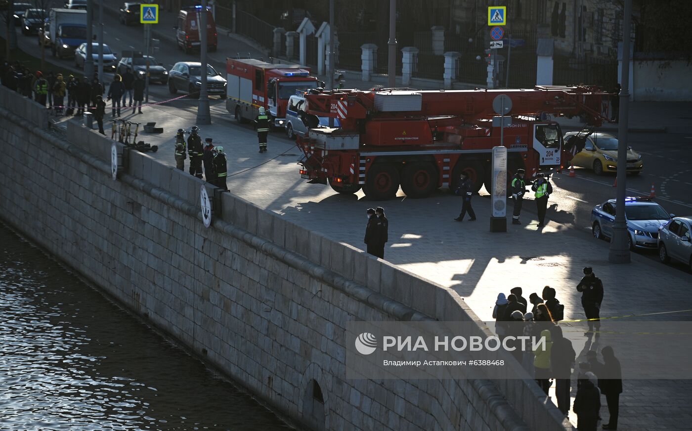 Машина упала в Москву-реку на Пречистенской набережной