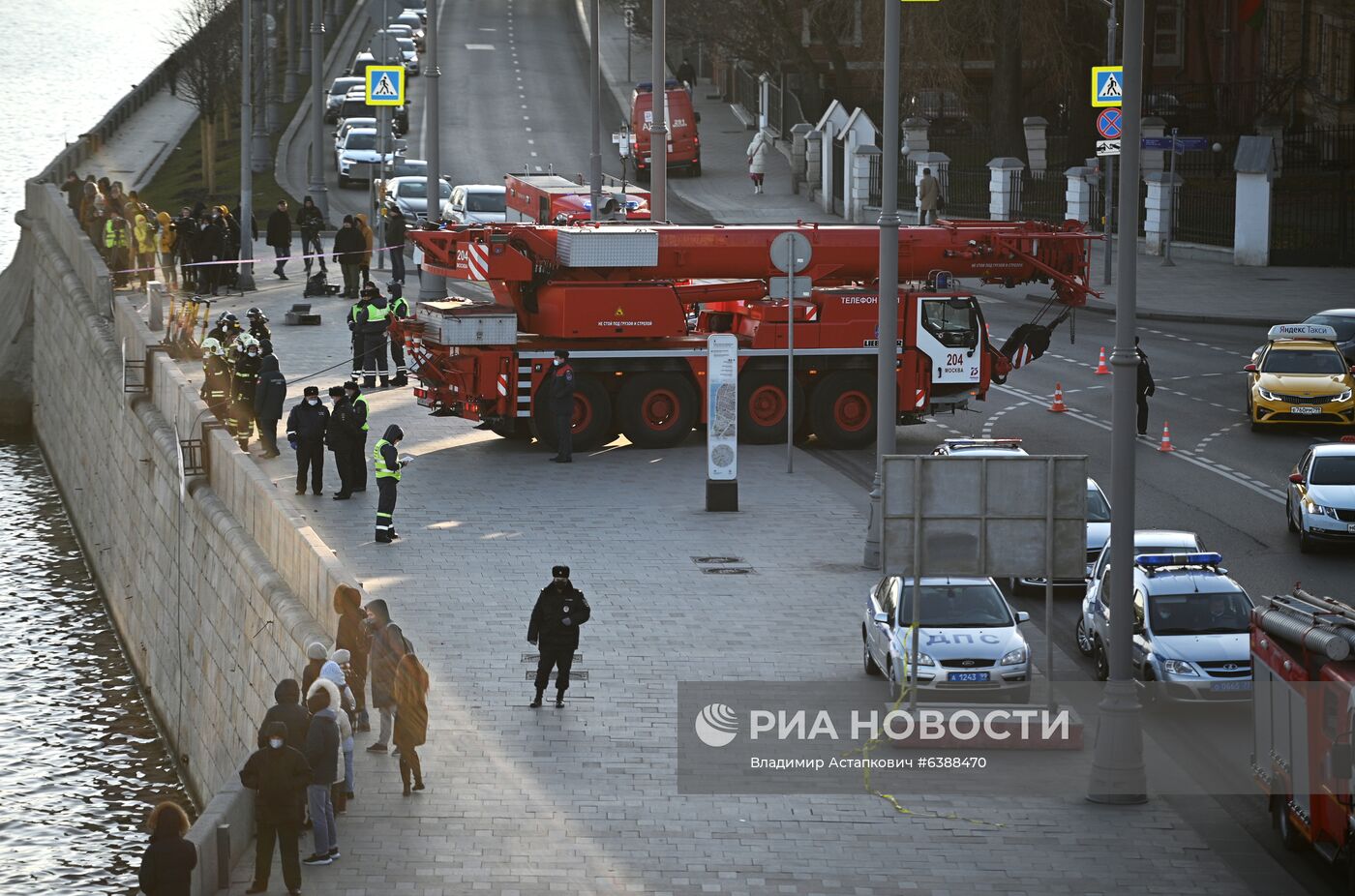 Машина упала в Москву-реку на Пречистенской набережной