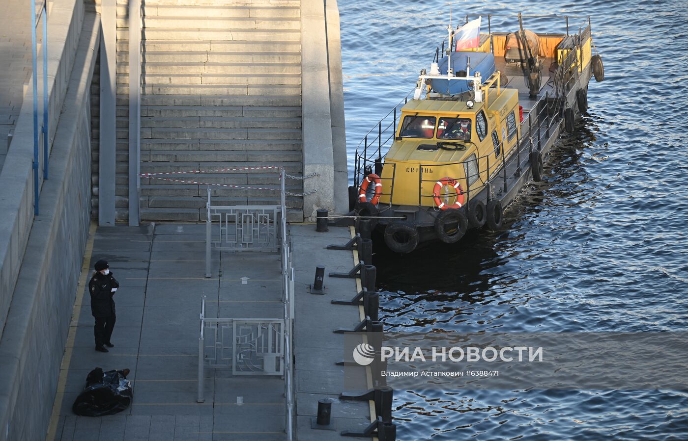 Машина упала в Москву-реку на Пречистенской набережной