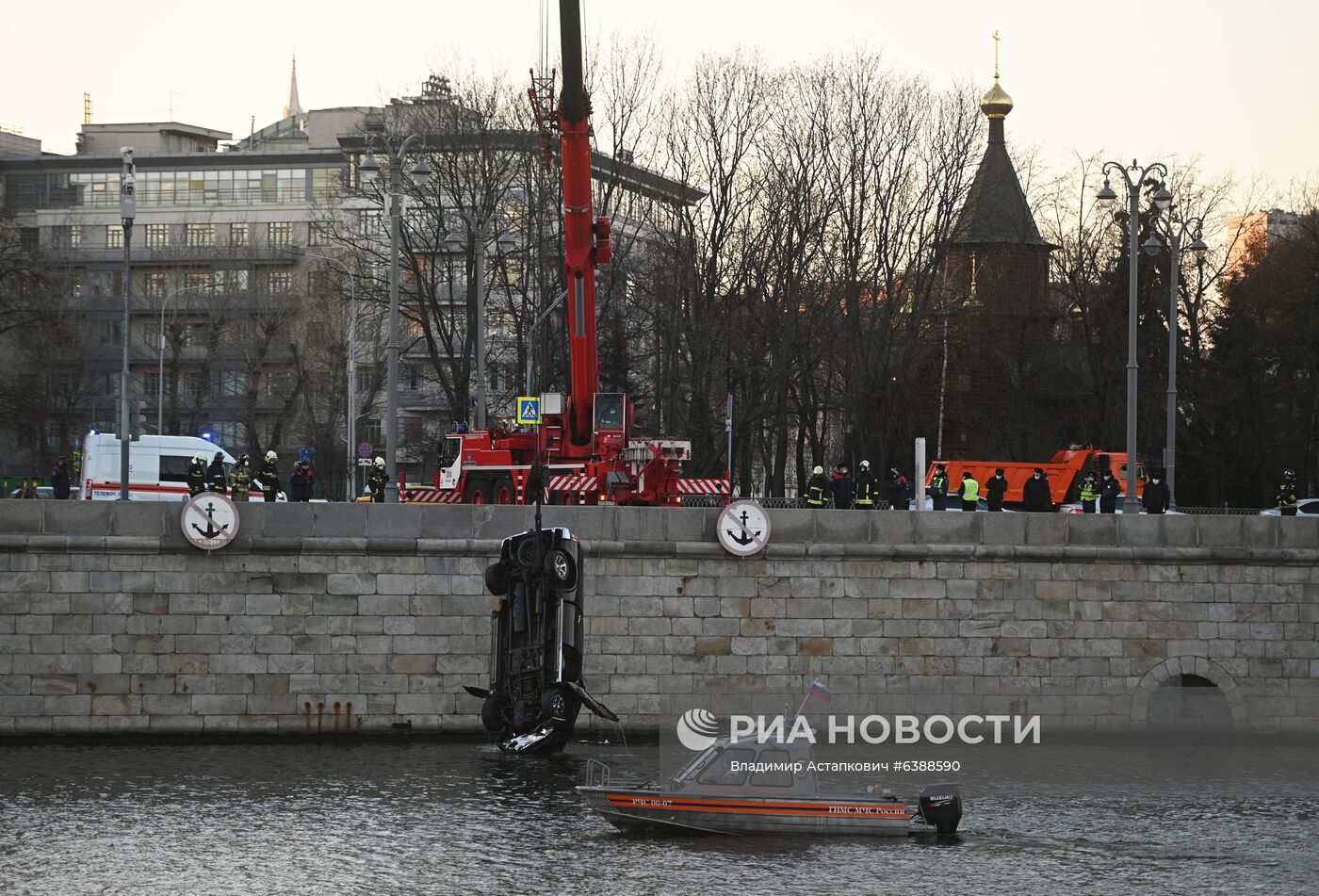 Машина упала в Москва-реку на Пречистенской набережной