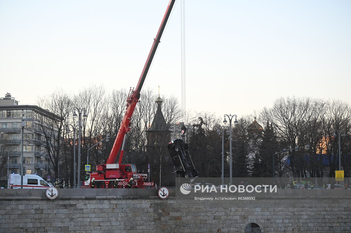 Машина упала в Москва-реку на Пречистенской набережной