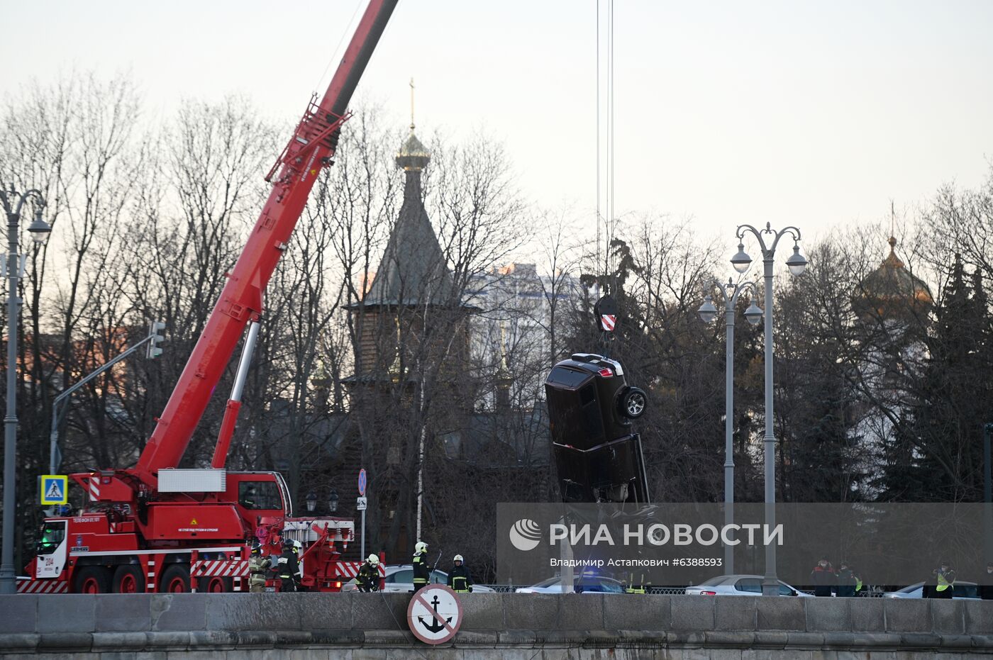 Машина упала в Москва-реку на Пречистенской набережной