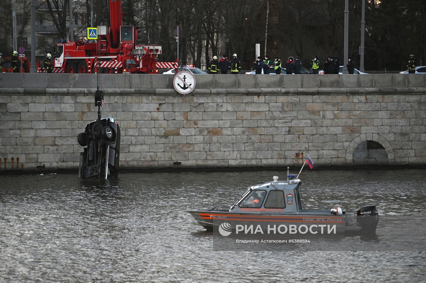 Машина упала в Москва-реку на Пречистенской набережной