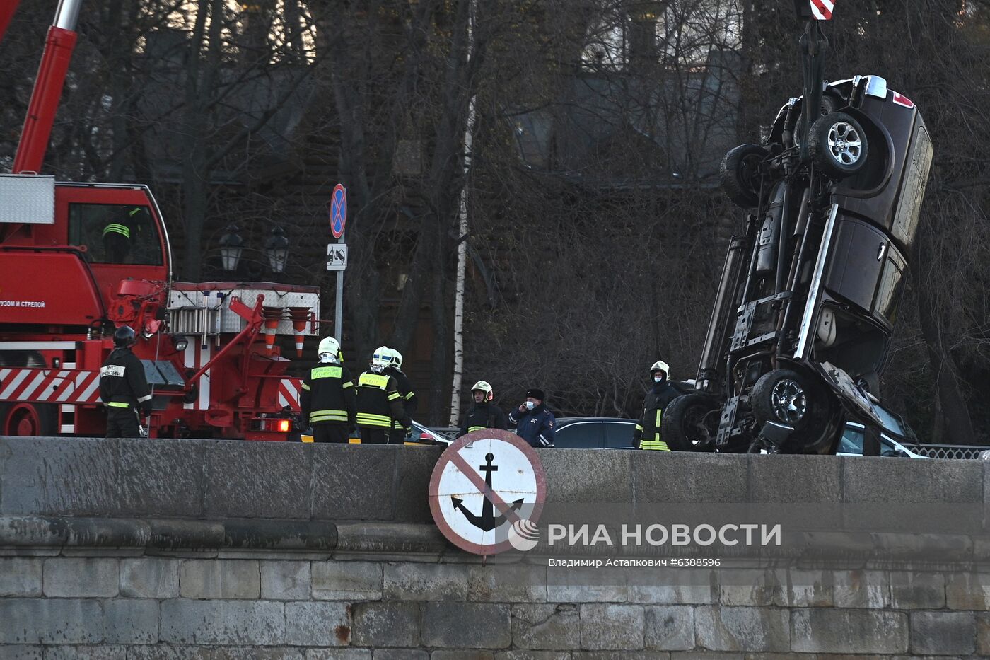 Машина упала в Москва-реку на Пречистенской набережной