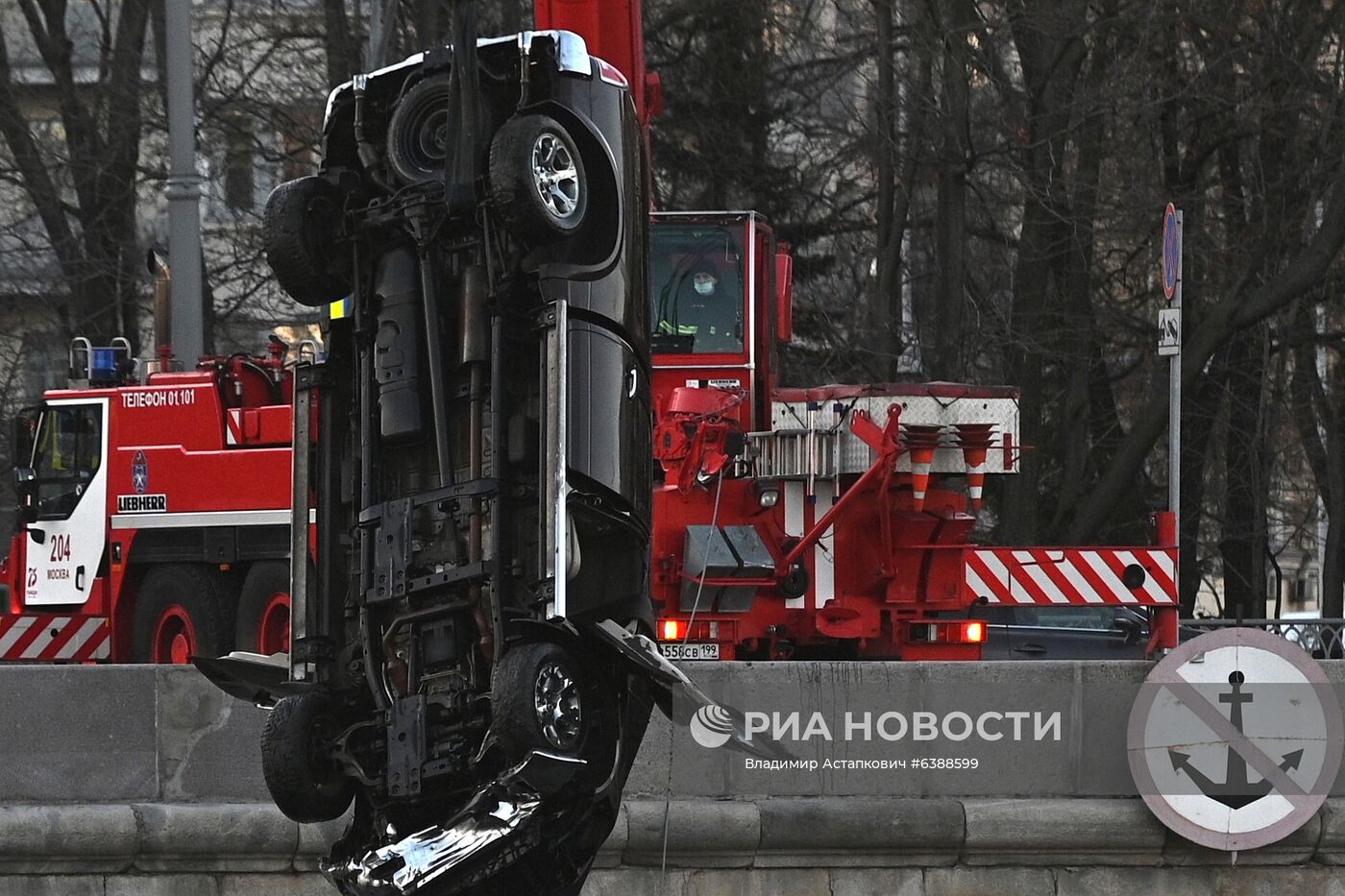 Машина упала в Москва-реку на Пречистенской набережной