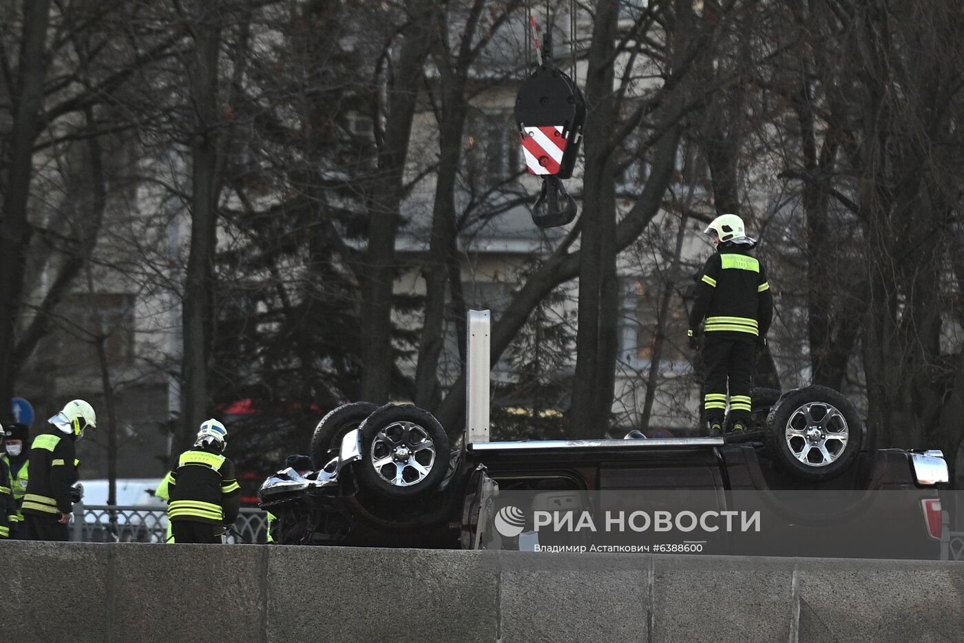 Машина упала в Москва-реку на Пречистенской набережной