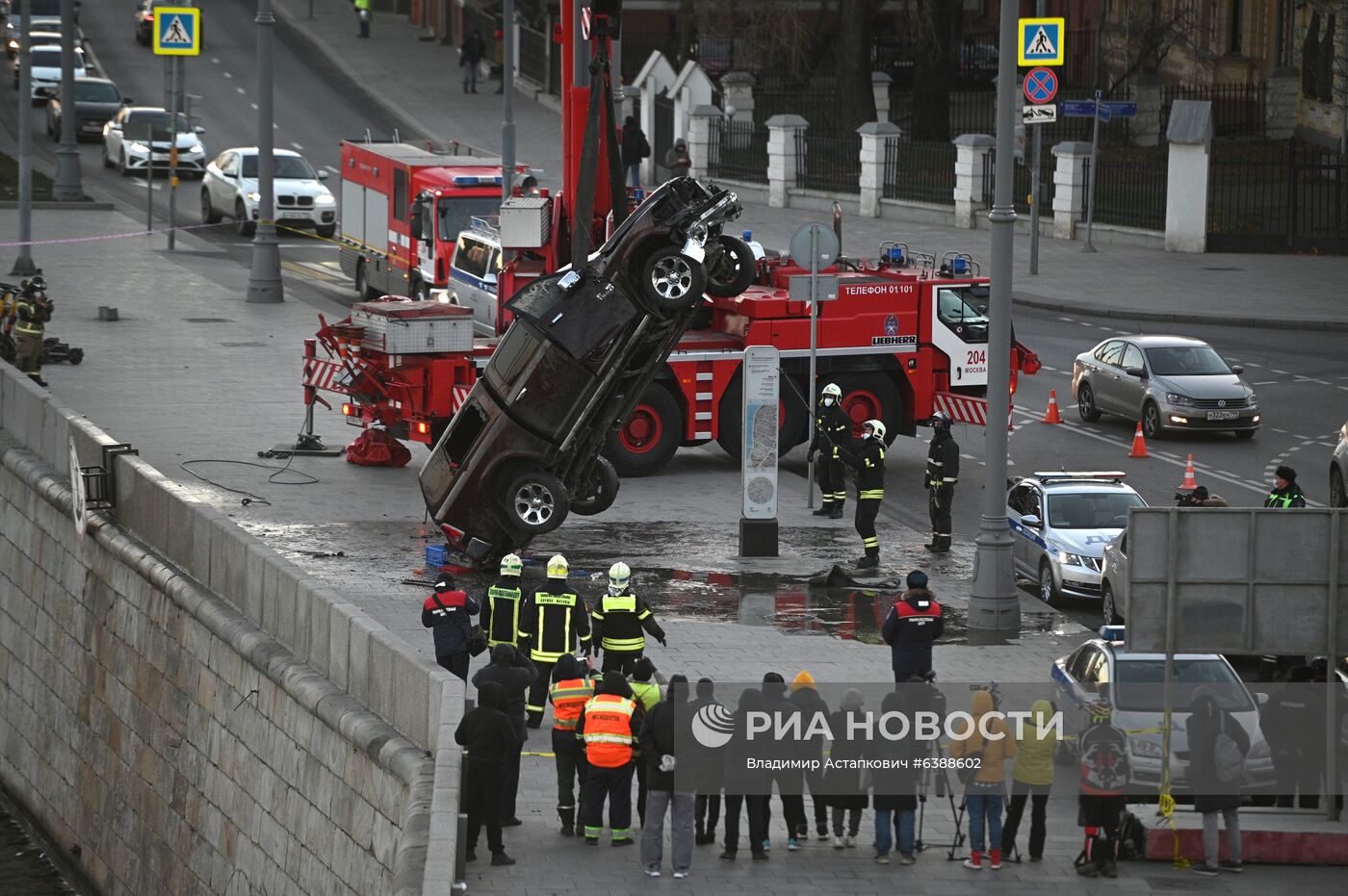 Машина упала в Москва-реку на Пречистенской набережной