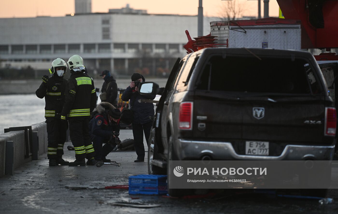 Машина упала в Москва-реку на Пречистенской набережной