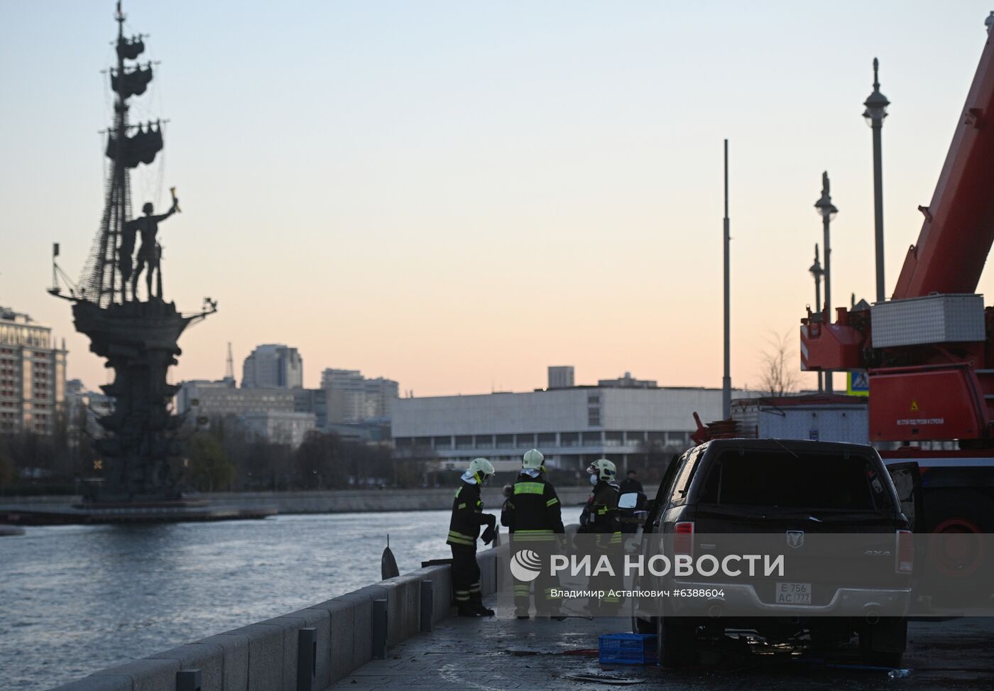 Машина упала в Москва-реку на Пречистенской набережной