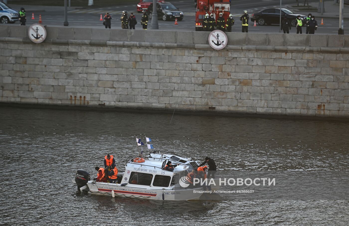 Машина упала в Москва-реку на Пречистенской набережной
