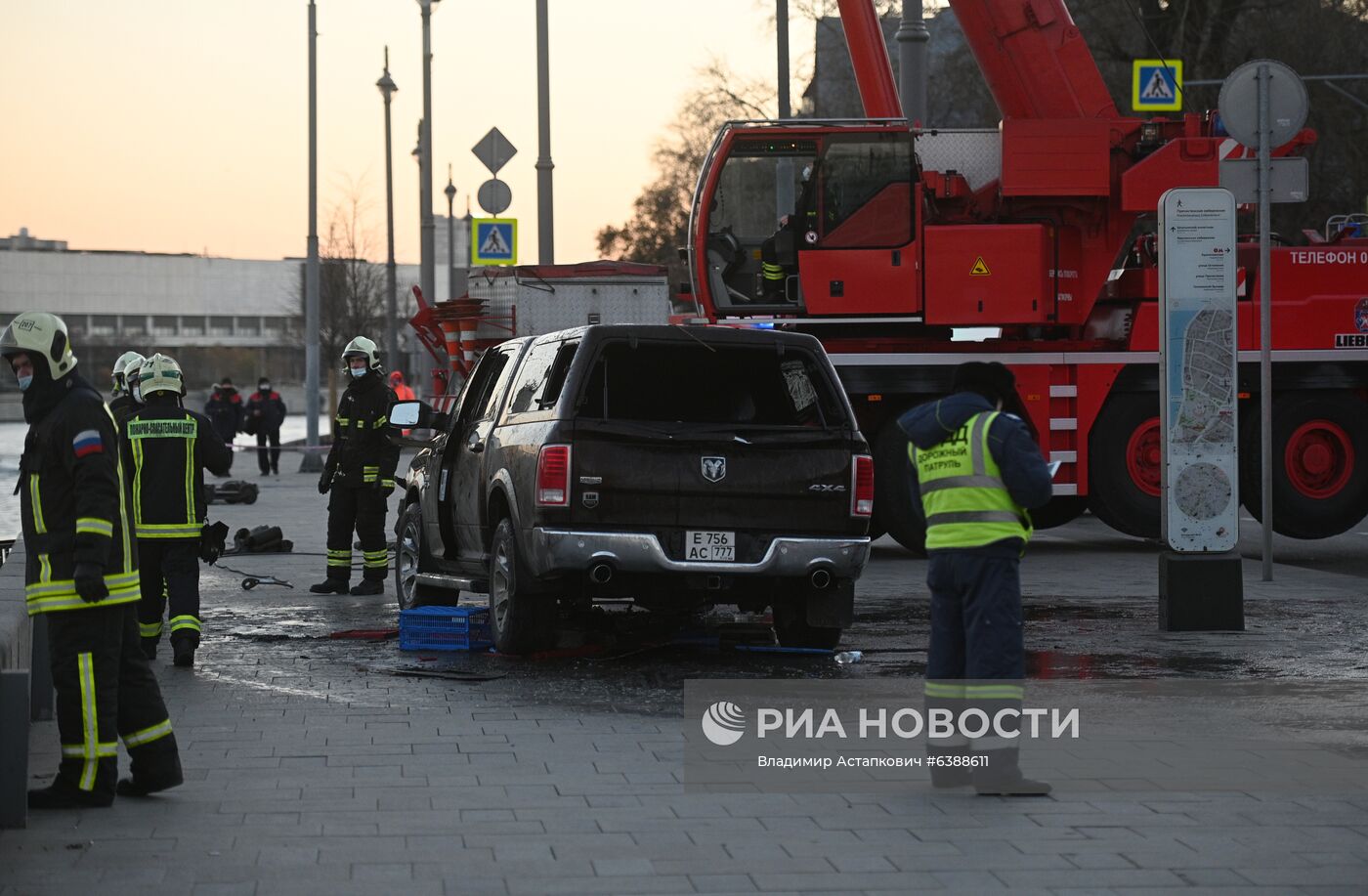 Машина упала в Москва-реку на Пречистенской набережной