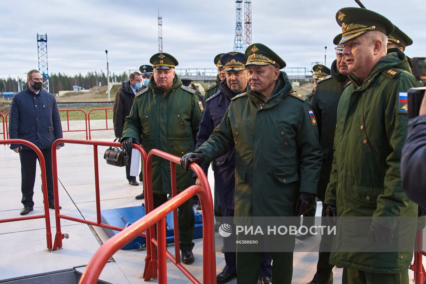 Министр обороны РФ С. Шойгу прибыл с рабочей поездкой на космодром Плесецк 