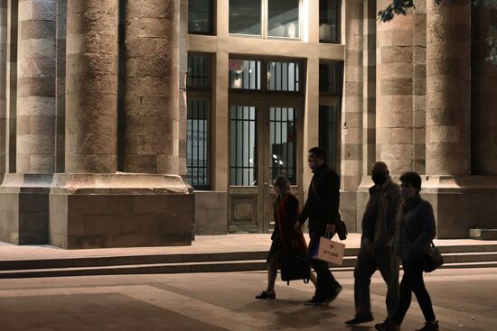 В Ереване на входных дверях и окнах в здании правительства Армении установили решетки