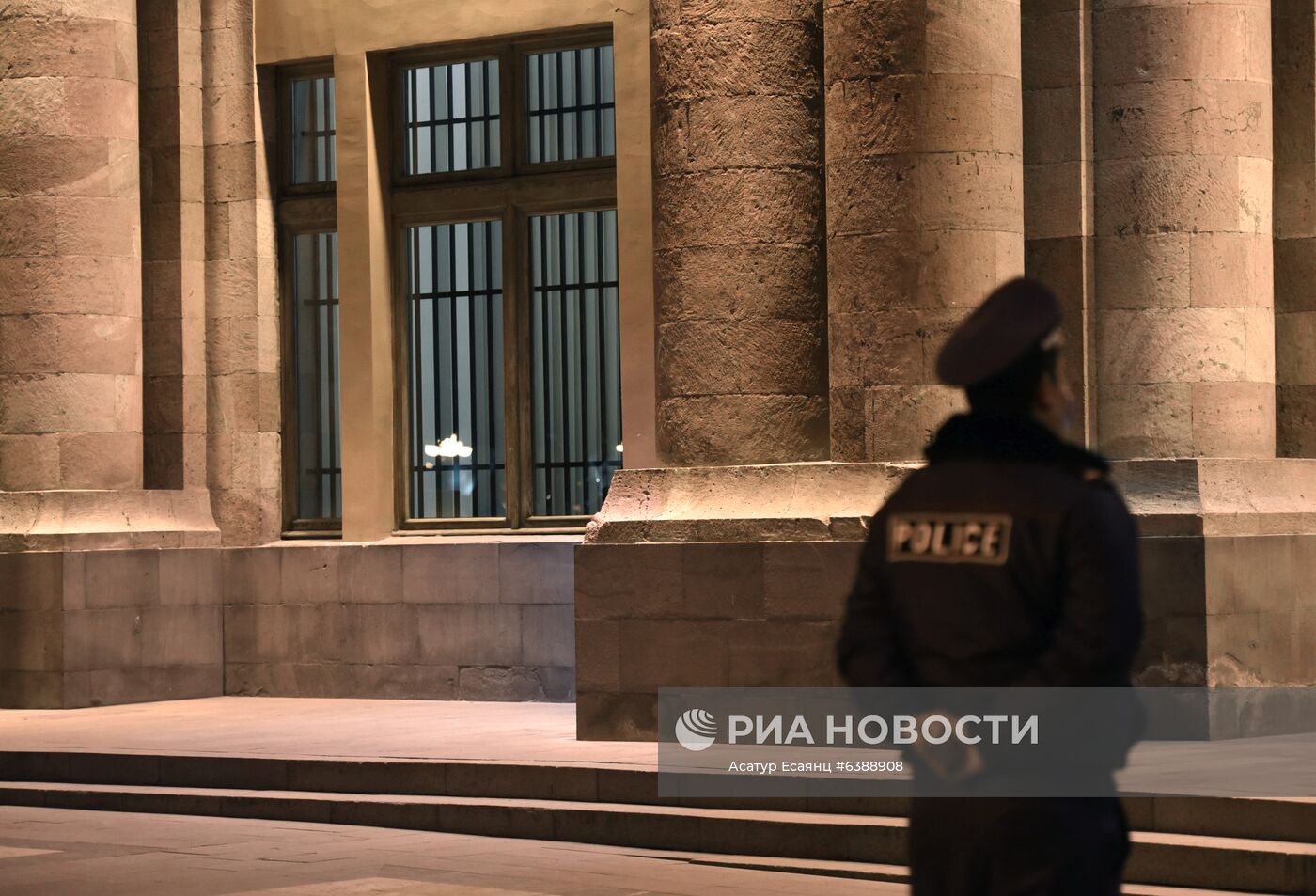 В Ереване на входных дверях и окнах в здании правительства Армении установили решетки