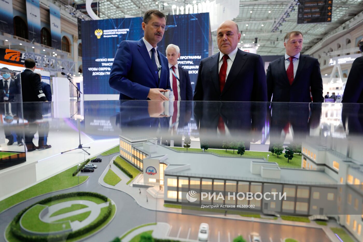 Премьер-министр РФ М. Мишустин посетил международный форум "Транспорт России"