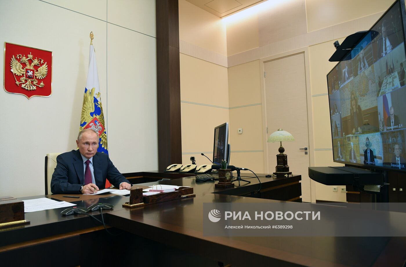 Президент РФ В. Путин провел совещание с членами правительства РФ